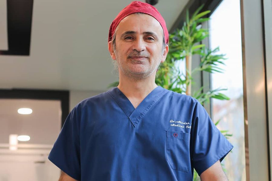 Dr. Merdan Celik mit seinem Haartransplantationsteam